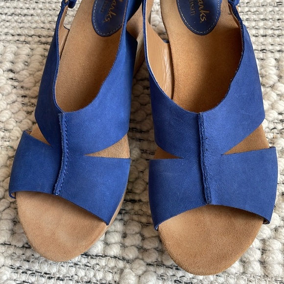 Clarks Caslynn Lizzie Wedge Sandals Blue Suede Slingback Women’s Sz 9 - Picture 1 of 8